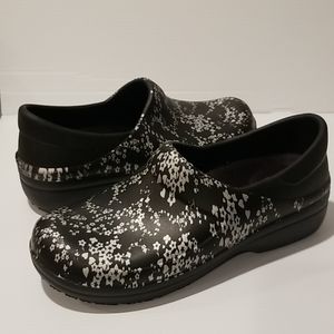 crocs women's wide width